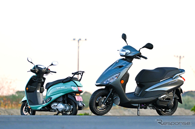 スズキ アドレス125（左）とヤマハ アクシスZ（右）