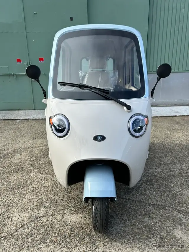 三輪EV『coffret』のパステルブルー＆アイボリー