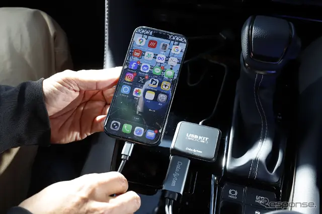 iPhoneへの給電も同時に可能なのでバッテリー切れの心配が無い