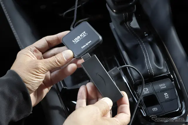 Amazon Fire TV StickをHDMI入力へ差し込み、給電用のUSBを接続してスマホとテザリングすれば車載モニターで映像コンテンツが楽しめる