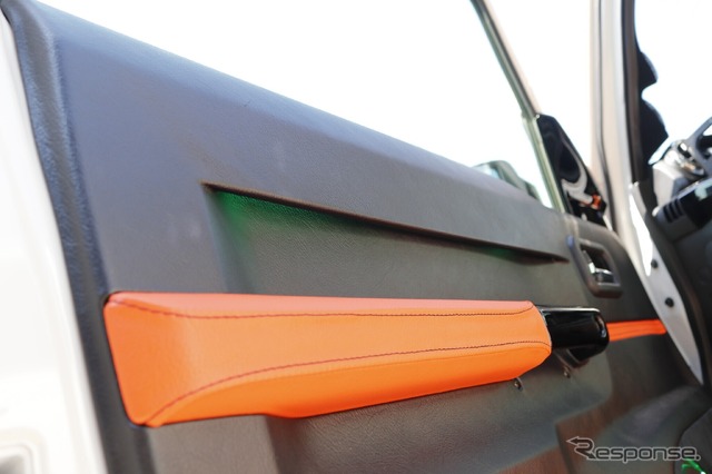 ドアの上部を見ると段差部分が加工されイルミが埋め込まれているのがわかる。ドアを照らし出す間接照明が上質だ。