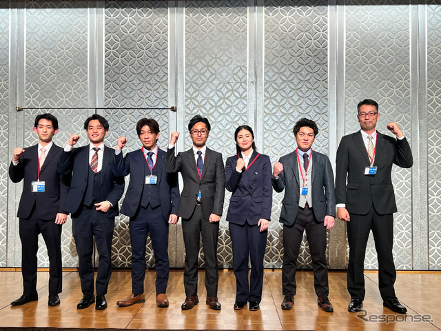 販売部門出場者（左から４番目 丸山 大貴さん）