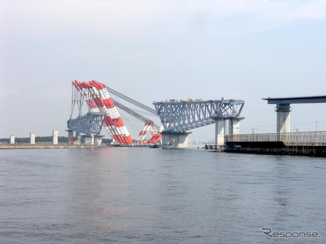 ［写真蔵］6000tトラス桁をクレーン船3隻で一括架設