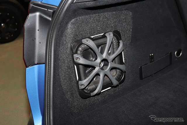 「単体サブウーファー」が搭載されたオーディオカーの一例（製作ショップ：アンティフォン（石川県金沢市）。