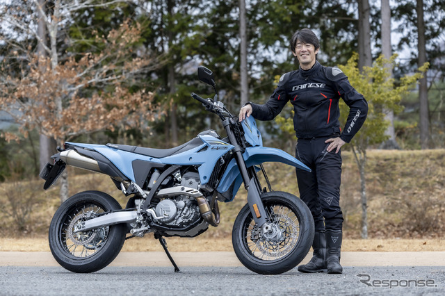 スズキ DR-Z4SMと伊丹孝裕氏
