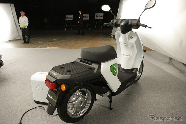 【東京モーターショー09】ホンダの二輪EV、EVE-neo は近未来