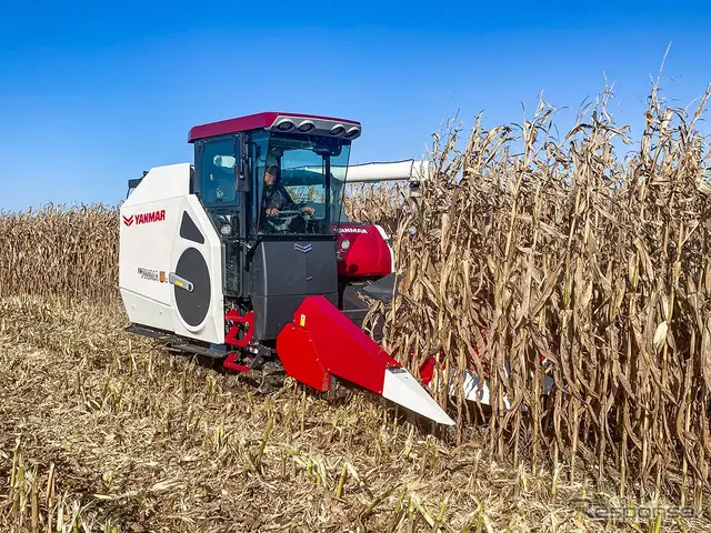 「YH700MA」での子実とうもろこし収穫作業