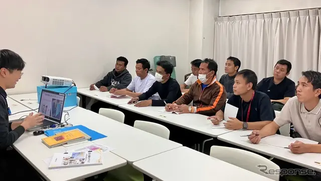 キャムテック エデュックアカデミーで座学を受けるドライバー候補生たち