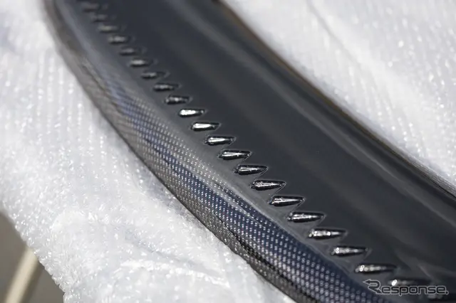 シェブロン形状が施されたシビックタイプR用テールゲートスポイラー