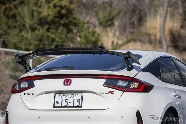 シェブロン形状が施されたシビックタイプR用テールゲートスポイラー