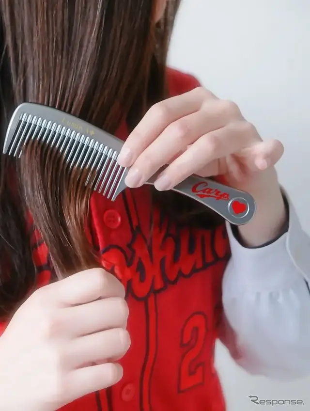 広島東洋カープとコラボした新商品「勝ちグシ」