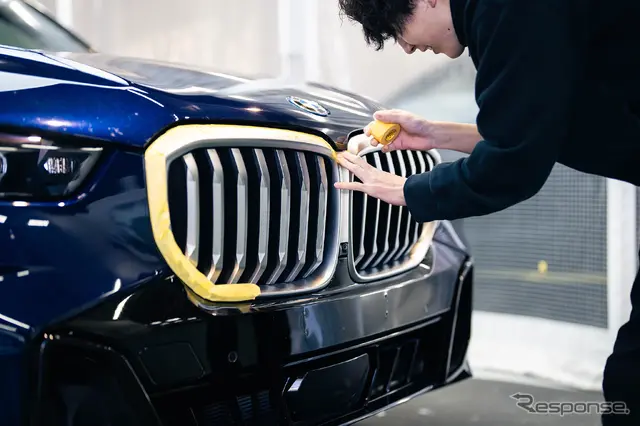 素早く丁寧にメッキ部分へマスキングを施していく