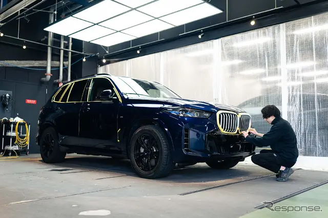 素早く丁寧にメッキ部分へマスキングを施していく