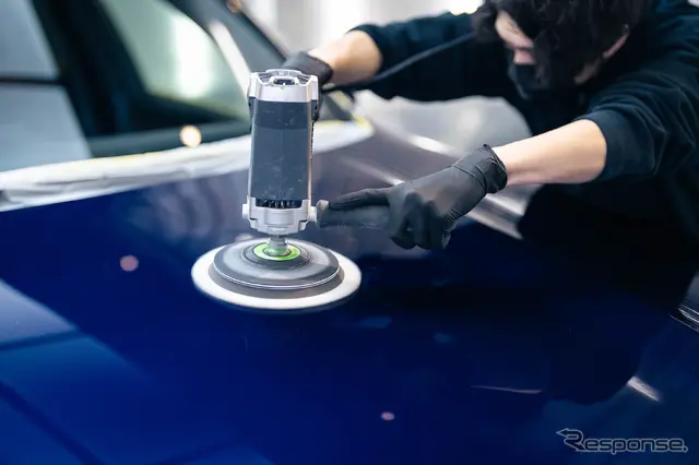 細かな洗車傷や塗装面を整える磨き作業は見た目以上に繊細