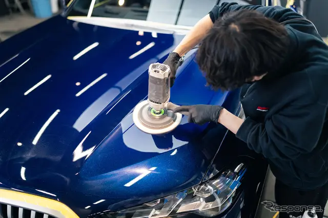 面ごとに状況を見極めて最適なバフ、コンパウンドで磨いていく