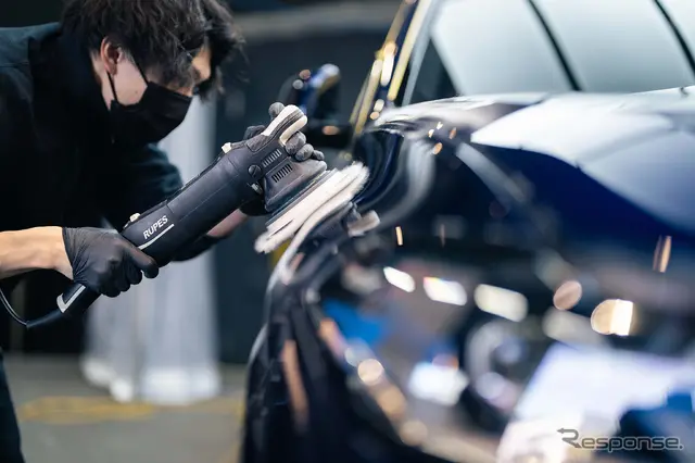 面ごとに状況を見極めて最適なバフ、コンパウンドで磨いていく