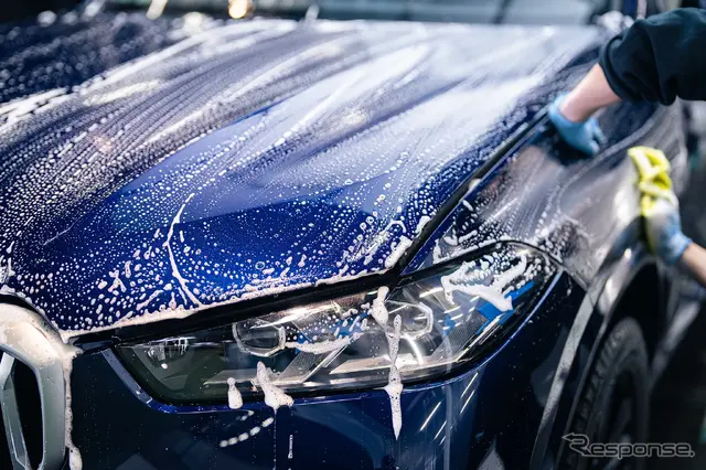 磨きが終わると丁寧に洗車をして下準備を整える