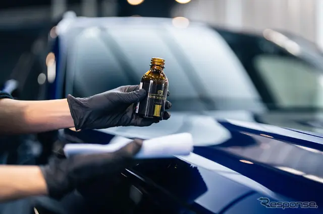 G’ZOX 『ハイモース コート ヴェリス』は2液性で専用クロスにて先にプライマーを塗り込んでいく