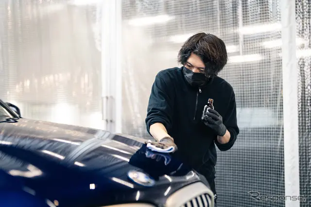 ムラを出さないように手早くクルマ全体に塗り広げていく