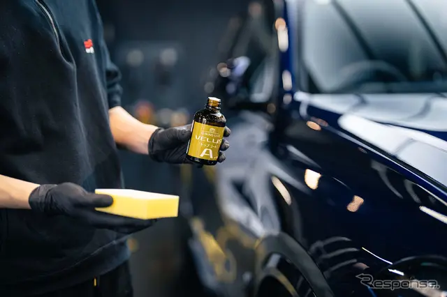 プライマー塗布後30～1時間のインターバルを置いてトップコートの施工が始まる