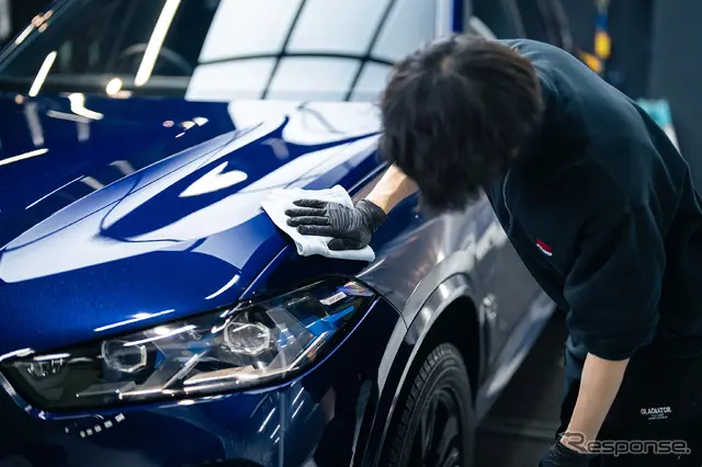 トップコートのムラを無くすように細部まで拭き上げを行っていく