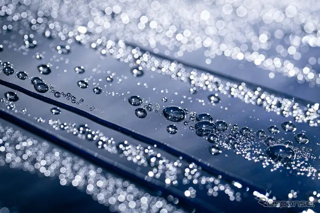 息を吹きかけると流れ落ちていく程の撥水力を誇る