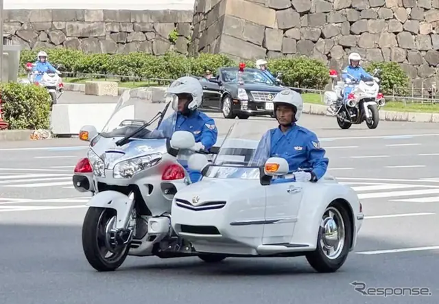 サイドカー付白バイ