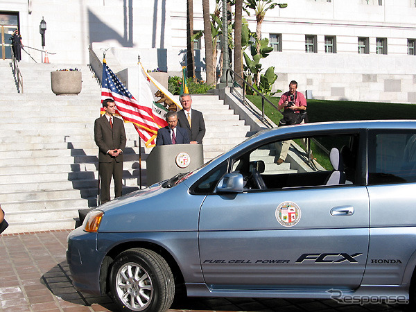 【株価】燃料電池車を米でも納車、円安が後押---トヨタとホンダ続伸