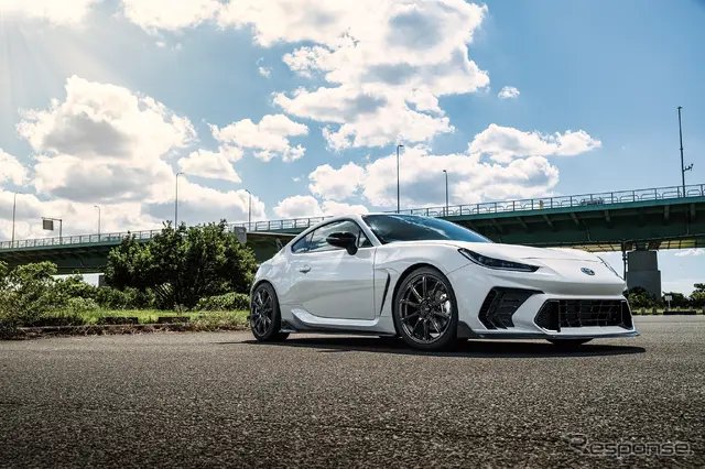 レイズ グラムライツ 57TR × トヨタ GR86