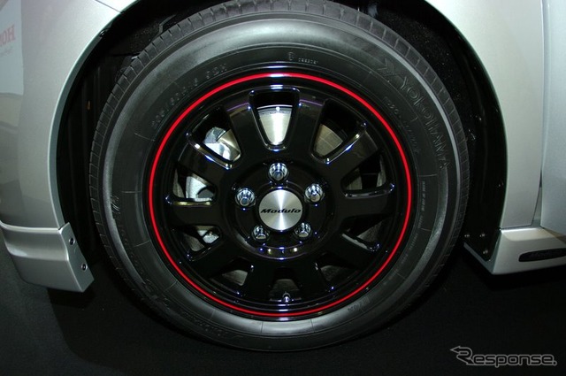 ホンダアクセスの外装パーツブランド「モデューロ」でリリースされる16インチのアルミ。これまでの純正用品には例のないベルリナブラック塗装を採用。品質にも万全を期しているという。