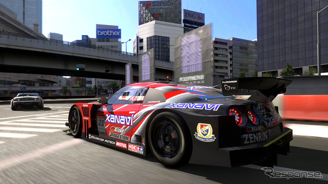 東京と思われるストリートコースを疾走する08年型XANAVI NISMO GT-R、23号車(GT5)