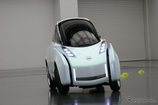 ランドグライダー、走行シーン。車体の傾きやフェンダーの移動に注目