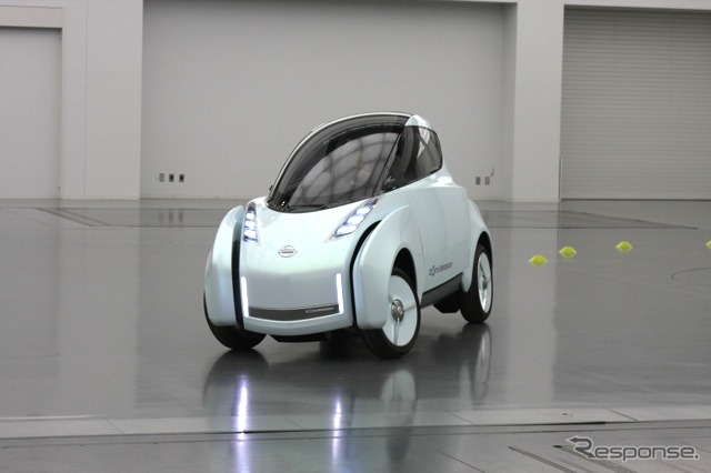 ランドグライダー、走行シーン。車体の傾きやフェンダーの移動に注目