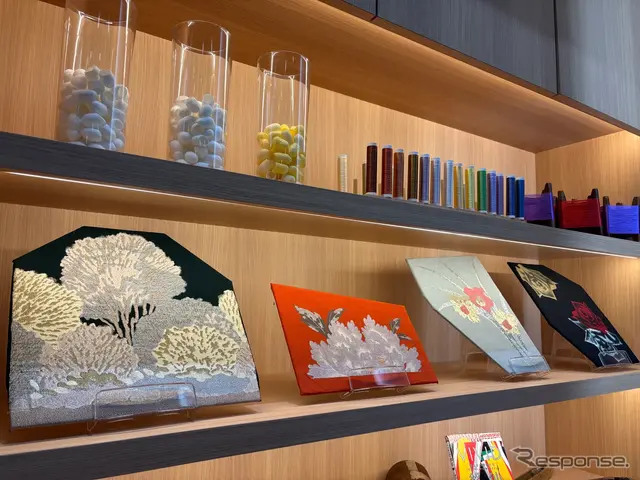 足利銘仙の素材の要である絹糸の展示