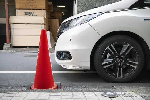 左前の死角となる部分に三角コーンを設置した時の見え方をテスト