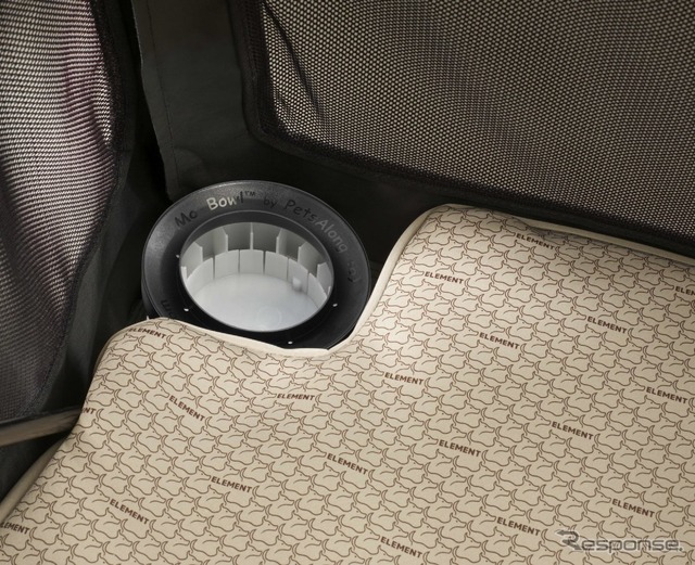 ケンネル内部にはこぼれ難い工夫が施された水入れが納まる。