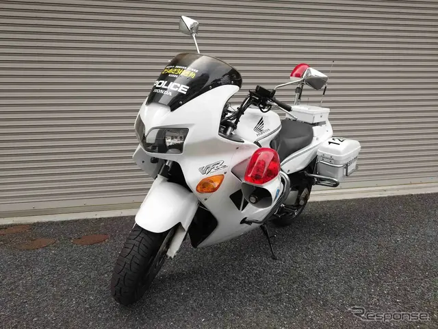 白バイ