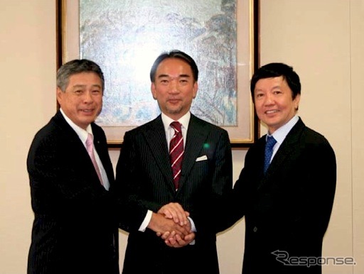 左より豊田通商常務取締役中山純、福助吉野哲社長、MKSパートナーズ松木伸男社長。 10月14日、豊田通商東京本社にて