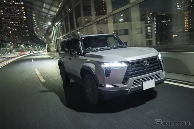 都会のナイトシーンに映えるGX550。マットプロテクションフィルムがボディラインの美しさを際立たせる
