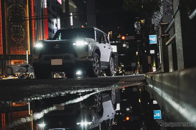 濡れた路面に映り込むGX550。マットプロテクションフィルムが生む控えめな光沢が高品質な仕上がりを物語る