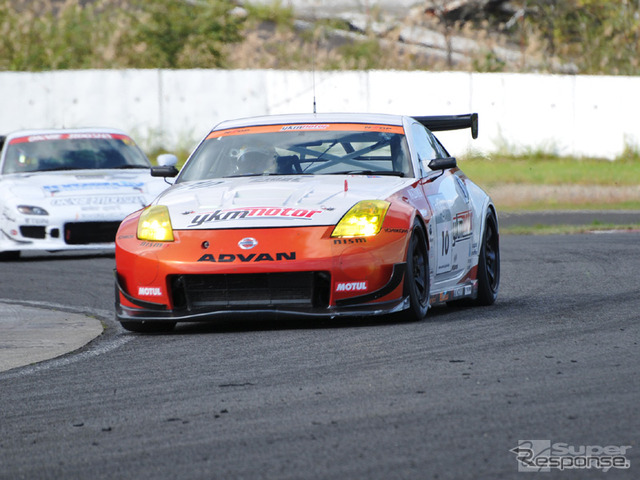 優勝した10号車「Y.K.M. ADVAN Z」。33Zのレース用車両「380RS-C」。(C) スーパー耐久機構。写真提供:スーパー耐久機構