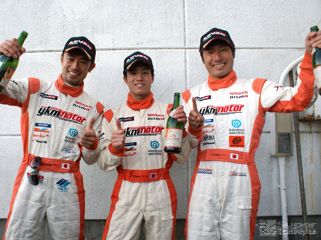 優勝チームのドライバートリオ。左から横溝直輝、佐藤公哉、このチームのオーナーでもあるベテラン田中哲也。(C) スーパー耐久機構。写真提供：スーパー耐久機構