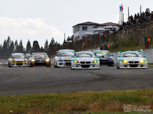 スタート時は、今回もZ4Mの2台のチームメイト対決かと思われたが……。(C) スーパー耐久機構。写真提供:スーパー耐久機構