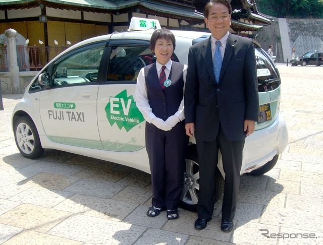 タクシーに電気自動車を導入した富士タクシーはハンドベルを鳴らす工 夫をしている
