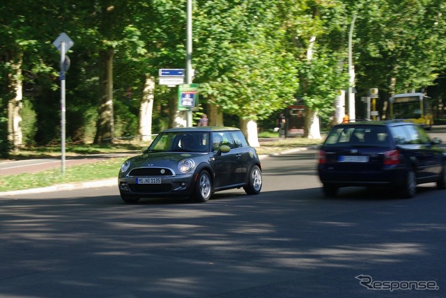 ベルリンの街を走るMINI E