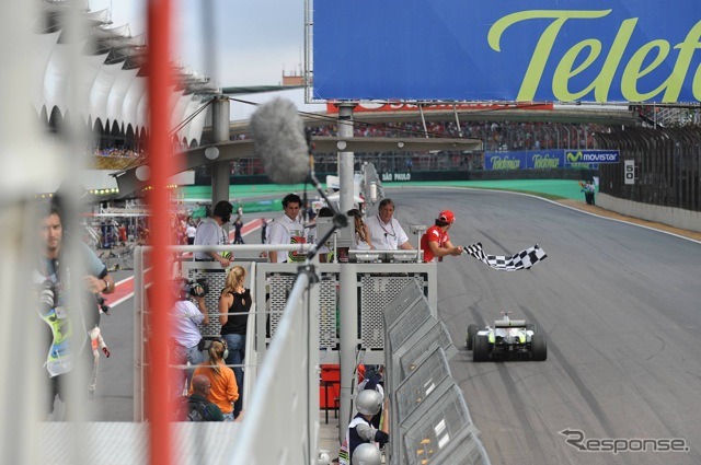 バトン（ブラウンGP）、年間王者のフィニッシュ（写真＝ブリヂストン）