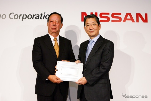 住友商事 副社長執行役員大森一夫氏（向かって左）と日産自動車最高執行責任者志賀俊之