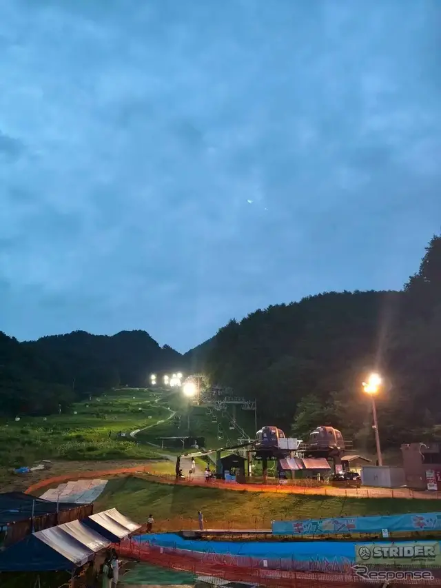 夜空に美しく映えるナイター照明