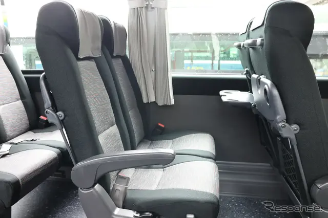 いすゞの大型観光バス『ガーラ』改良新型の市販第1号車を国際興業が導入