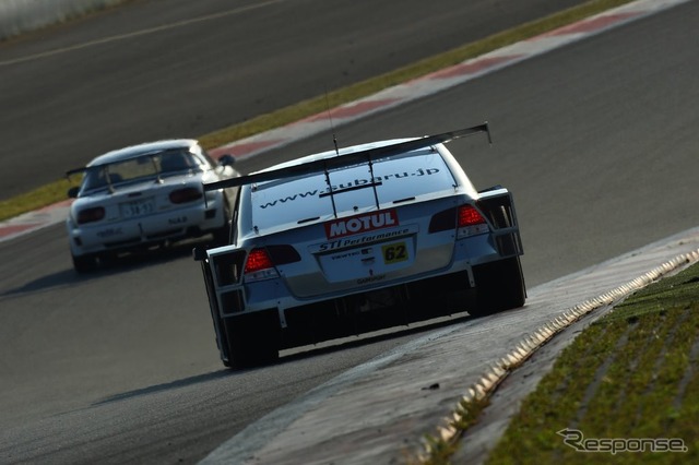 スポーツ走行では、ナンバー無し、Sタイヤ装着の本格レーシングカーがサーキットを激走する。